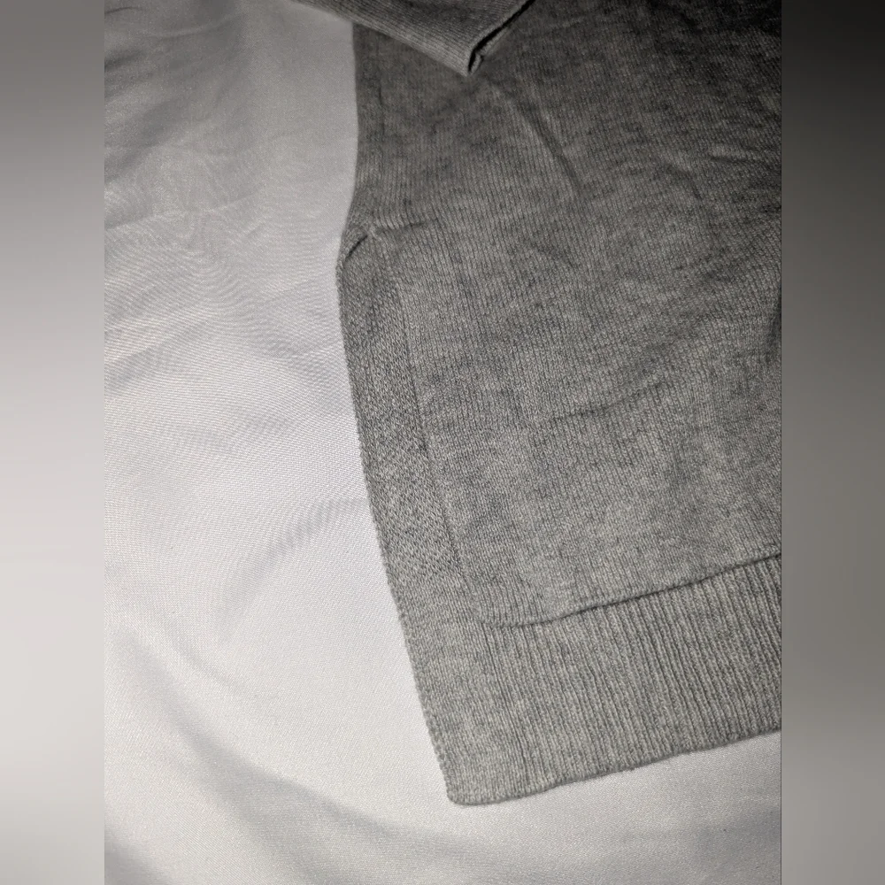 J Crew Men's‎ Small Gray Long Sleeve Sweater With Pockets.
